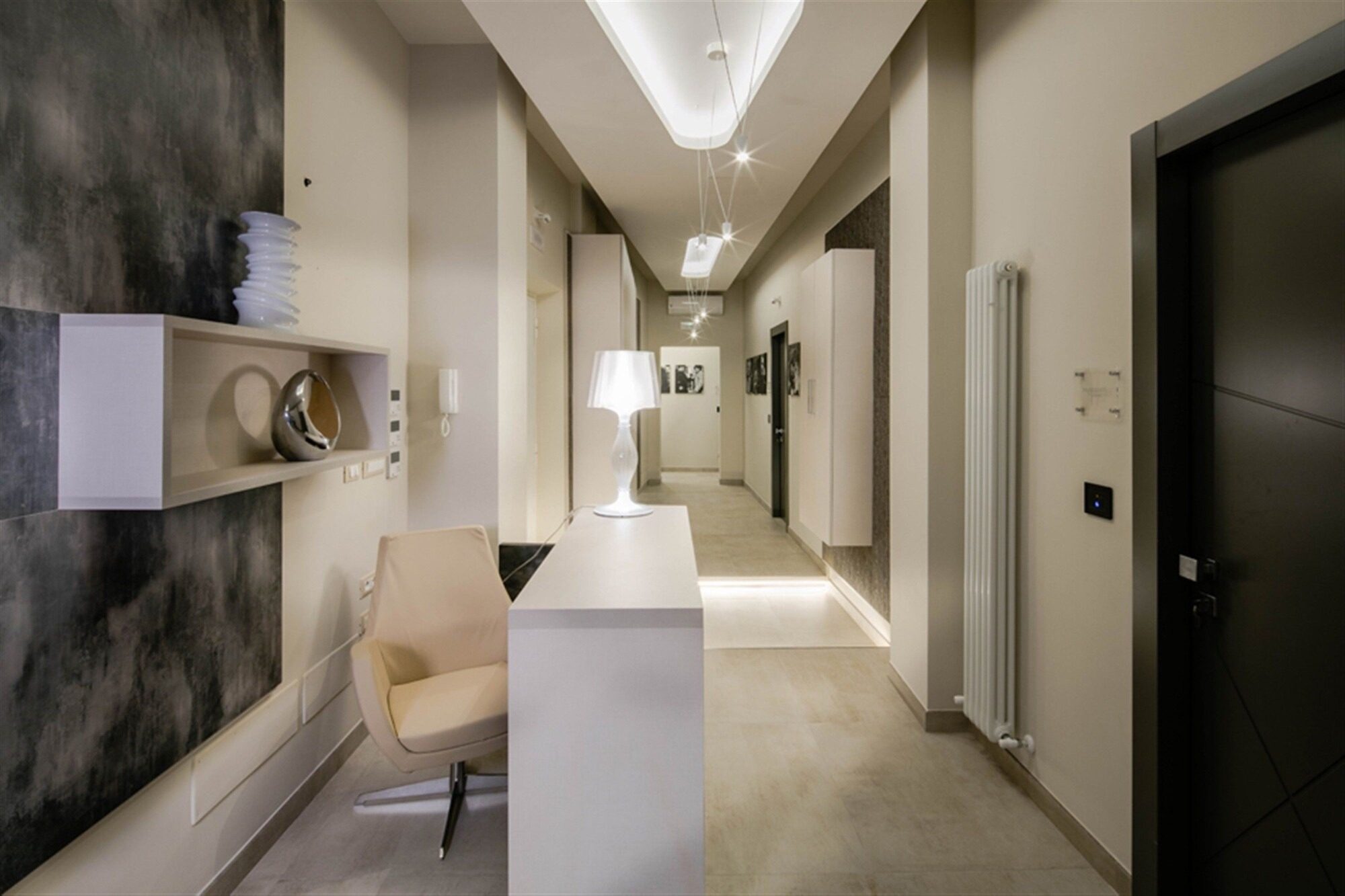Entrance hallway and reception nook, fifth floor