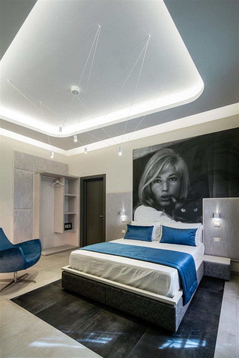 Camera Matrimoniale, variante B — entrance and headboard