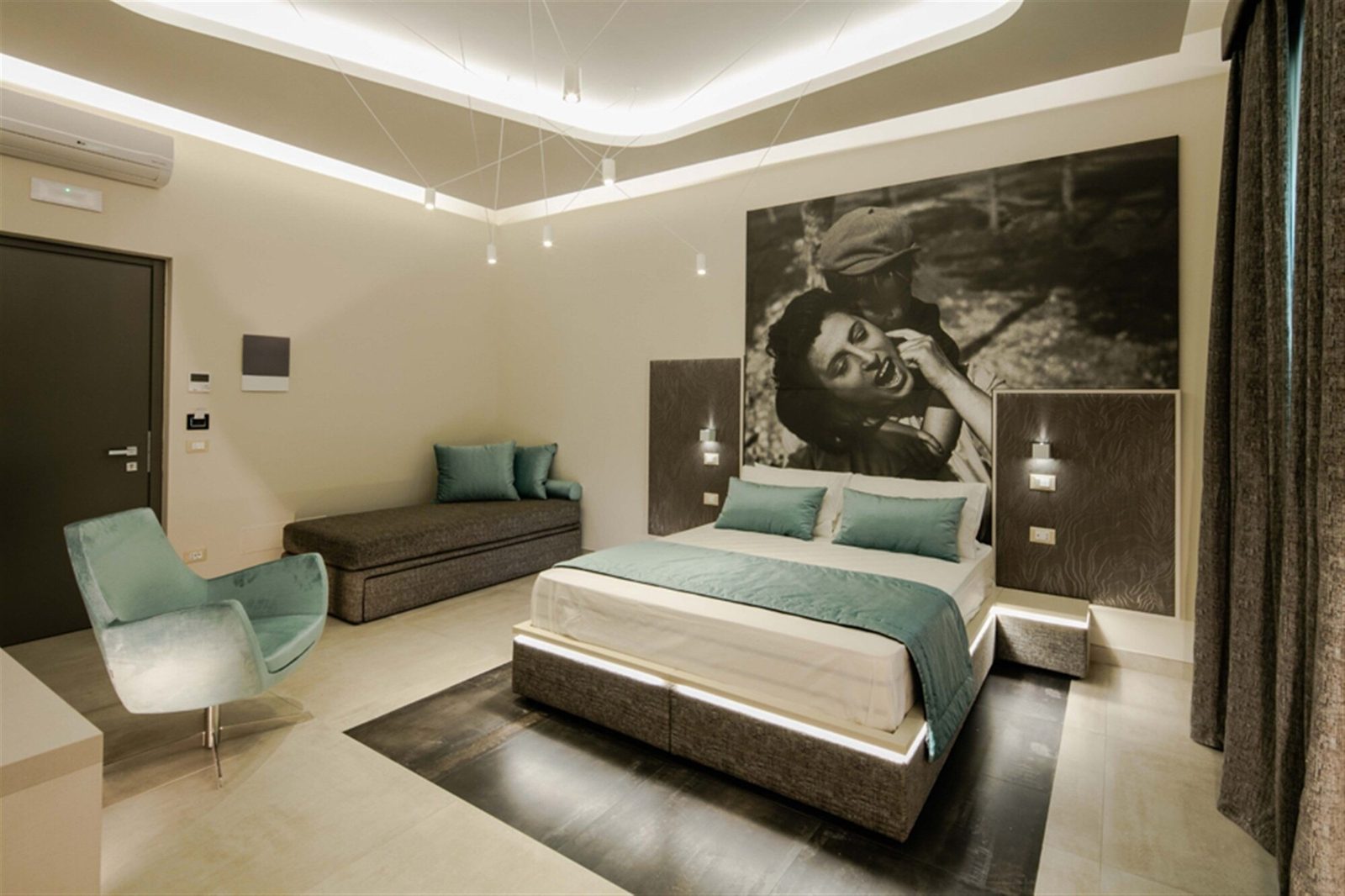 Camera Matrimoniale Superior, variante A — bed and seating area