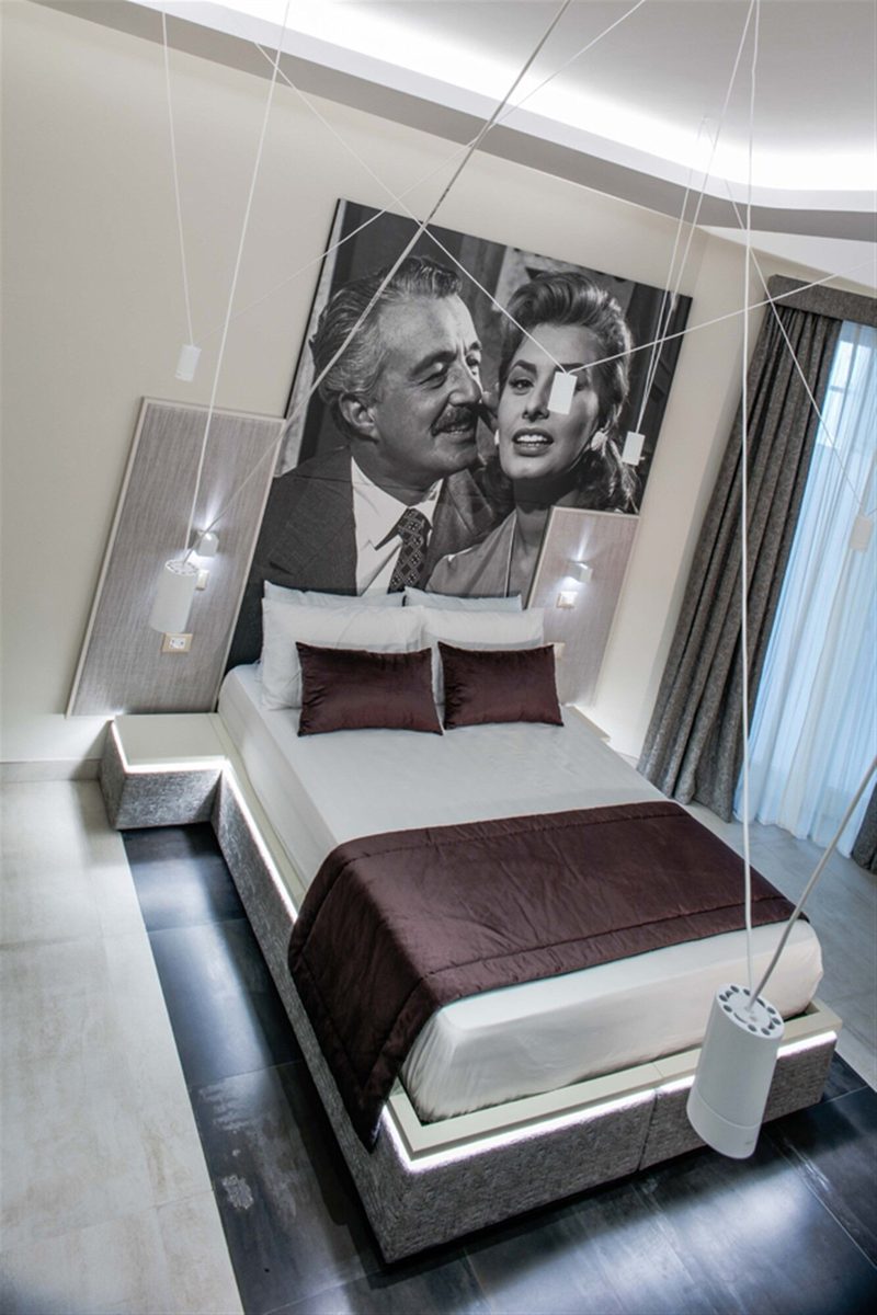 Camera Deluxe, variante A — bed and headboard