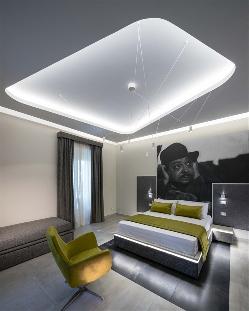 Camera Deluxe, variante B — bed and headboard