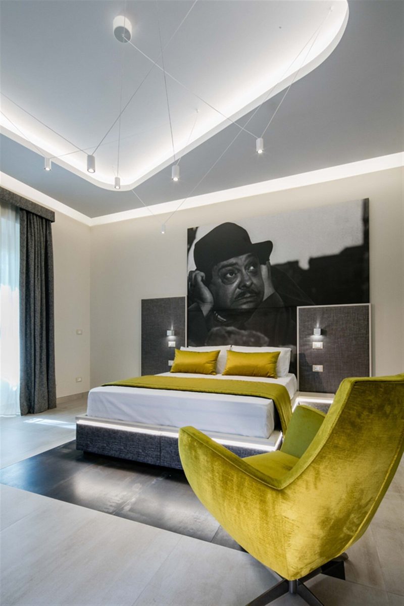 Camera Deluxe, variante B — seating and headboard